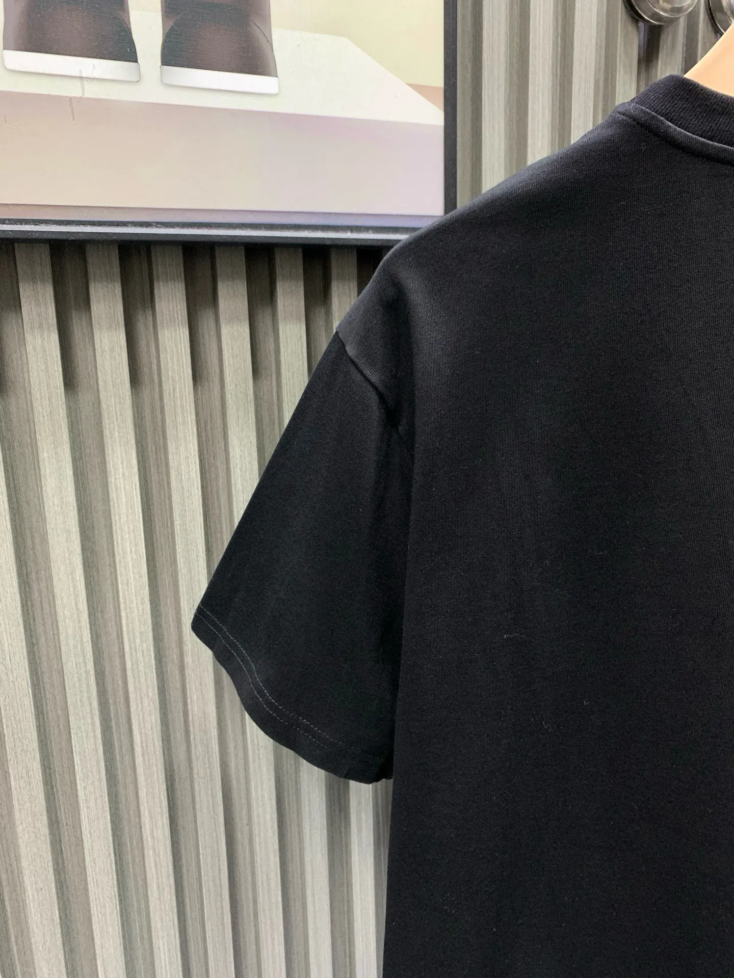 🅿️230 🀄️ Louis Vuitton LOUIS VUITTON pure cotton short sleeves with silicone front and rear leather labels. Made of 100% pure cotton. 280g double-ply combed cotton fabric. This fabric is a must-have fabric for summer short sleeves. Cotton can make the upper body more three-dimensional and breathable. Polyester material allows the clothes to be worn for a long time and still maintain elasticity. The leather label is made of silicone synthetic leather label with the brand's iconic LOGO on the surface. The 3D three-dimensional embossing effect presents a high-end style. The back collar is marked with LV's iconic LOGO. This short-sleeved crew neck shirt is made of soft cotton. The VVN leather patch on the front is embossed with the LV Vers logo, telling the long heritage of the brand's leather goods series. The small LV leather patch on the rear completes the details.